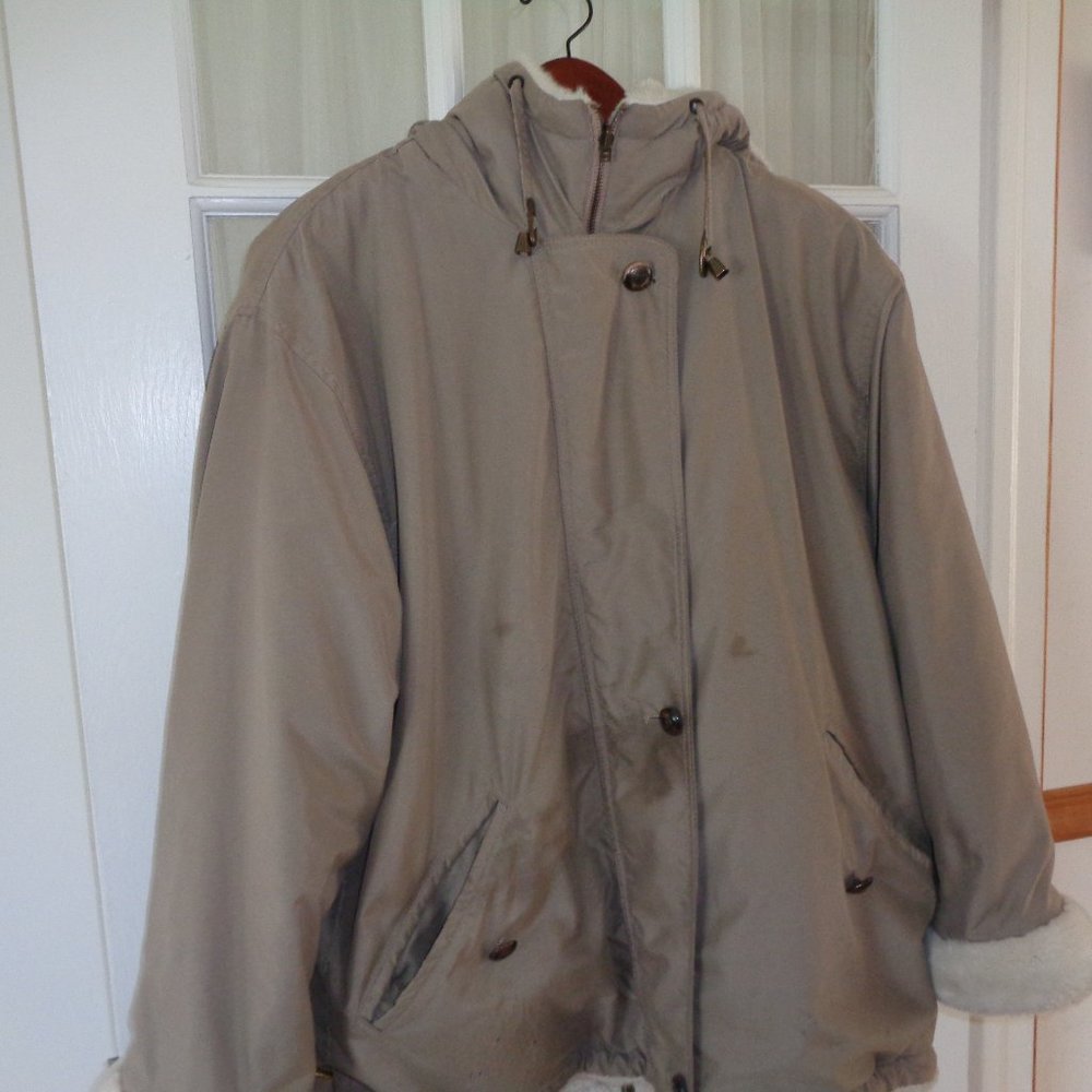 WOMAN'S GALLERY SERPA LINED TAN WINTER JACKET, SIZE MEDIUM